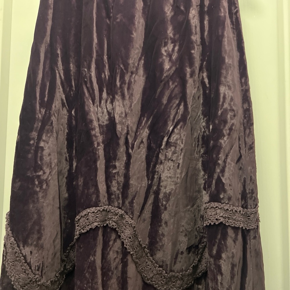 Elegant Women's Skirt - Plum Velvet - Picture 4 of 8